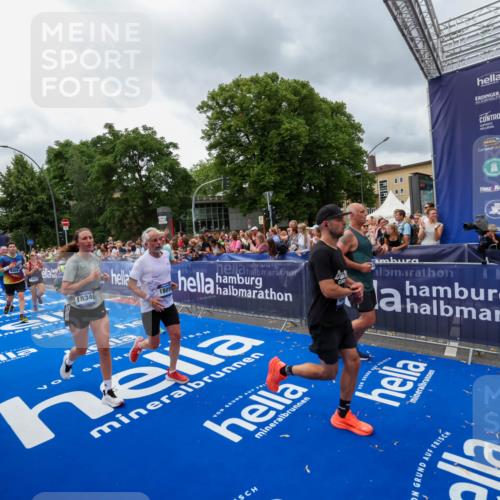 29.06.2025 - hella hamburg halbmarathon Zöllner http://msf.ph/oto/8443050 29.06.2025 10:56:46 Ziel 3836, 4152, 6416, 6759, 7646, 8744, 8825, 8996, 9488, 11083, 11870, 14369, 14461, 15134, 15431, 15712, 16043, 16121, 17133, 17259, 18340, 18634, 18899 meine-sportfotos.de