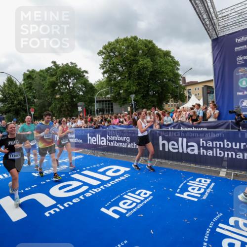 29.06.2025 - hella hamburg halbmarathon Zöllner http://msf.ph/oto/8443095 29.06.2025 10:56:47 Ziel 2378, 3836, 4152, 7646, 8744, 8825, 8996, 9488, 11083, 11870, 14369, 14461, 15134, 15431, 15712, 16043, 16121, 17133, 18340, 18634, 18899 meine-sportfotos.de