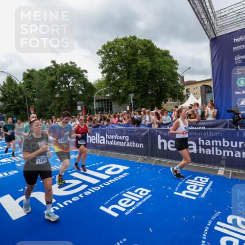 29.06.2025 - hella hamburg halbmarathon Zöllner http://msf.ph/oto/8443113 29.06.2025 10:56:47 Ziel 2378, 3836, 4152, 7646, 8744, 8825, 8996, 9488, 11083, 11870, 14369, 14461, 15134, 15431, 15712, 16043, 16121, 17133, 18340, 18634, 18899 meine-sportfotos.de