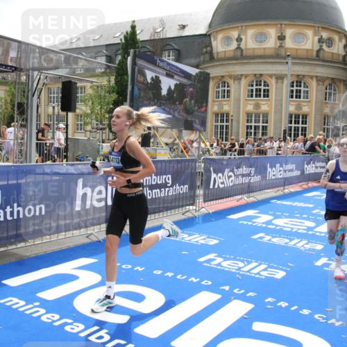 29.06.2025 - hella hamburg halbmarathon Michael Strokosch http://msf.ph/oto/8443120 29.06.2025 10:25:19 Ziel 8376, 11994, 14113, 16484 meine-sportfotos.de