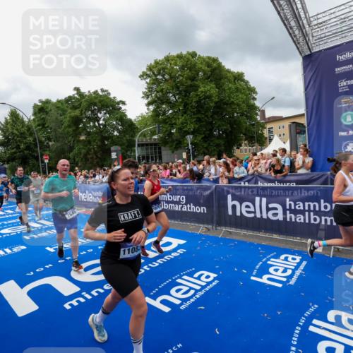 29.06.2025 - hella hamburg halbmarathon Zöllner http://msf.ph/oto/8443138 29.06.2025 10:56:48 Ziel 2378, 3836, 4152, 7646, 8825, 8996, 9488, 11083, 11870, 13816, 14369, 14461, 15134, 15431, 15712, 16008, 16009, 16043, 16121, 17133, 18634 meine-sportfotos.de