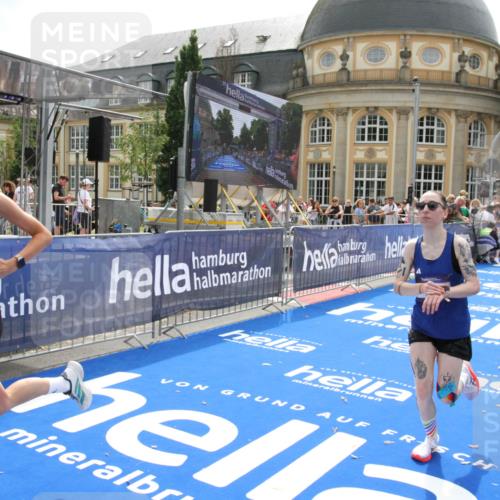 29.06.2025 - hella hamburg halbmarathon Michael Strokosch http://msf.ph/oto/8443142 29.06.2025 10:25:19 Ziel 8376, 11994, 14113, 16484 meine-sportfotos.de