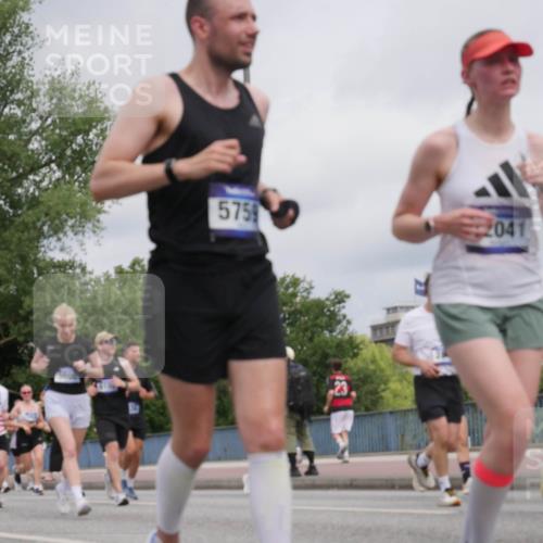29.06.2025 - hella hamburg halbmarathon Luisa Fischer http://msf.ph/oto/8443145 29.06.2025 10:24:56 Kennedybrücke 5759, 23, 2041, 1072, 1158, 1191, 1250, 1668, 1958, 2315, 2353, 2529, 2815, 2841, 3606, 3825, 3826, 4046, 5412, 5641, 5759, 6103, 7075, 7672, 8860, 8896, 8959, 9326, 9483, 9635, 10019, 10125, 10787 meine-sportfotos.de