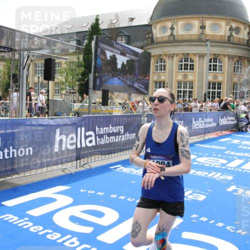29.06.2025 - hella hamburg halbmarathon Michael Strokosch http://msf.ph/oto/8443165 29.06.2025 10:25:20 Ziel 11994, 14113, 16484 meine-sportfotos.de