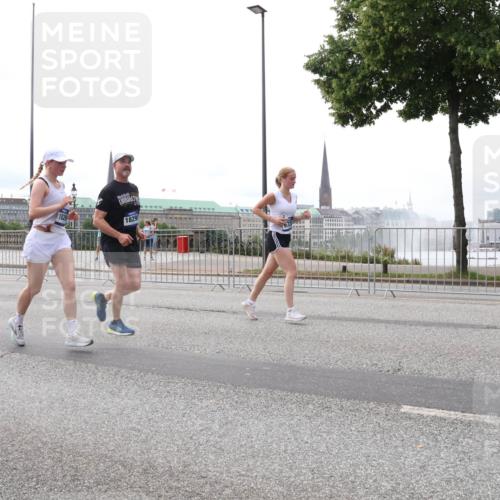 29.06.2025 - hella hamburg halbmarathon Lena Gebhardt http://msf.ph/oto/8443169 29.06.2025 10:29:40 Lombardsbrücke 1829, 1063, 1230, 1661, 1694, 2302, 2699, 3179, 3311, 3524, 4349, 4373, 4395, 4580, 5350, 6285, 6725, 7449, 7517, 7832, 8388, 8812, 8941, 9095, 9714, 9937, 10198, 10322, 10641, 10808, 10996, 11249, 11269, 11376, 11444, 11634, 11792, 11803, 11989, 12086, 12216, 12227, 12305, 12958, 13031, 13090, 13382, 13810, 14644, 15266, 16306, 16659, 16662, 16673, 16676, 17496, 17529, 17945, 18298, 18299, 18385, 18414 meine-sportfotos.de