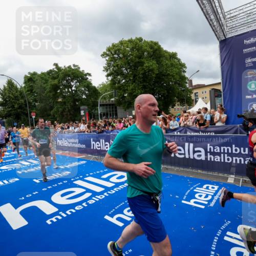 29.06.2025 - hella hamburg halbmarathon Zöllner http://msf.ph/oto/8443177 29.06.2025 10:56:49 Ziel 2378, 3836, 7646, 8825, 8996, 9488, 11870, 13816, 14369, 14461, 15134, 15431, 15712, 16008, 16009, 16043, 16121, 17133, 18634 meine-sportfotos.de