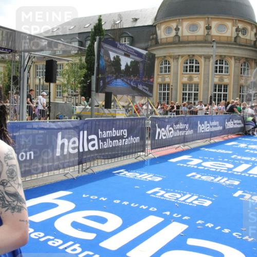 29.06.2025 - hella hamburg halbmarathon Michael Strokosch http://msf.ph/oto/8443184 29.06.2025 10:25:20 Ziel 11994, 14113, 16484 meine-sportfotos.de