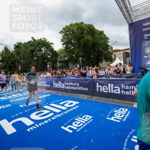 29.06.2025 - hella hamburg halbmarathon Zöllner http://msf.ph/oto/8443188 29.06.2025 10:56:49 Ziel 2378, 3836, 7646, 8825, 8996, 9488, 11870, 13816, 14369, 14461, 15134, 15431, 15712, 16008, 16009, 16043, 16121, 17133, 18634 meine-sportfotos.de
