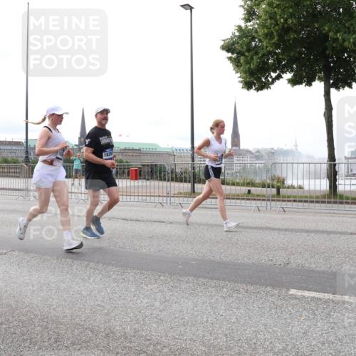 29.06.2025 - hella hamburg halbmarathon Lena Gebhardt http://msf.ph/oto/8443197 29.06.2025 10:29:40 Lombardsbrücke 1829, 1063, 1230, 1661, 1694, 2302, 2699, 3179, 3311, 3524, 4349, 4373, 4395, 4580, 5350, 6285, 6725, 7449, 7517, 7832, 8388, 8812, 8941, 9095, 9714, 9937, 10198, 10322, 10641, 10808, 10996, 11249, 11269, 11376, 11444, 11634, 11792, 11803, 11989, 12086, 12216, 12227, 12305, 12958, 13031, 13090, 13382, 13810, 14644, 15266, 16306, 16659, 16662, 16673, 16676, 17496, 17529, 17945, 18298, 18299, 18385, 18414 meine-sportfotos.de