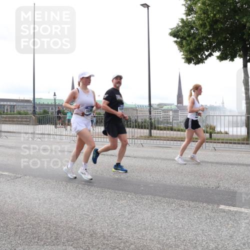29.06.2025 - hella hamburg halbmarathon Lena Gebhardt http://msf.ph/oto/8443207 29.06.2025 10:29:40 Lombardsbrücke 12099, 18299, 1063, 1230, 1661, 1694, 2302, 2699, 3179, 3311, 3524, 4349, 4373, 4395, 4580, 5350, 6285, 6725, 7449, 7517, 7832, 8388, 8812, 8941, 9095, 9714, 9937, 10198, 10322, 10641, 10808, 10996, 11249, 11269, 11376, 11444, 11634, 11792, 11803, 11989, 12086, 12216, 12227, 12305, 12958, 13031, 13090, 13382, 13810, 14644, 15266, 16306, 16659, 16662, 16673, 16676, 17496, 17529, 17945, 18298, 18299, 18385, 18414 meine-sportfotos.de