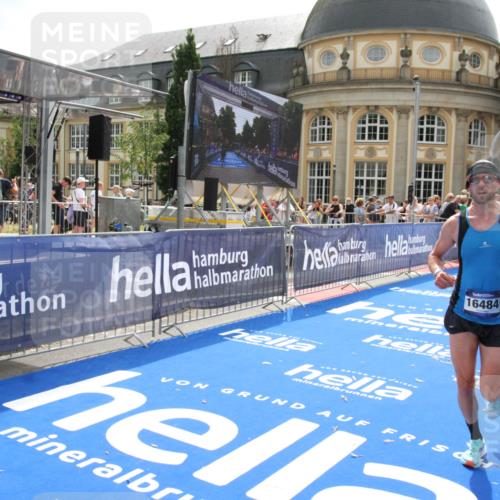 29.06.2025 - hella hamburg halbmarathon Michael Strokosch http://msf.ph/oto/8443220 29.06.2025 10:25:22 Ziel 12067, 16484 meine-sportfotos.de