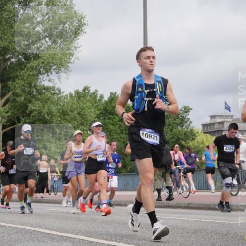 29.06.2025 - hella hamburg halbmarathon Luisa Fischer http://msf.ph/oto/8443246 29.06.2025 10:25:05 Kennedybrücke 1715, 9002, 2894, 1616, 9062, 27, 10921, 4289, 1158, 1158, 1668, 1958, 2009, 3825, 3826, 4046, 4289, 5641, 7375, 7612, 7672, 8431, 8860, 8896, 9002, 9062, 9327, 9635, 9788 meine-sportfotos.de
