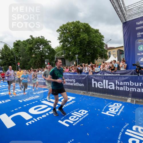 29.06.2025 - hella hamburg halbmarathon Zöllner http://msf.ph/oto/8443256 29.06.2025 10:56:49 Ziel 2378, 3836, 7646, 8825, 8996, 9488, 11870, 13816, 14369, 14461, 15134, 15431, 15712, 16008, 16009, 16043, 16121, 17133, 18634 meine-sportfotos.de