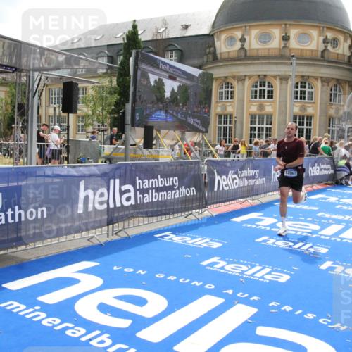 29.06.2025 - hella hamburg halbmarathon Michael Strokosch http://msf.ph/oto/8443261 29.06.2025 10:25:27 Ziel 12067 meine-sportfotos.de