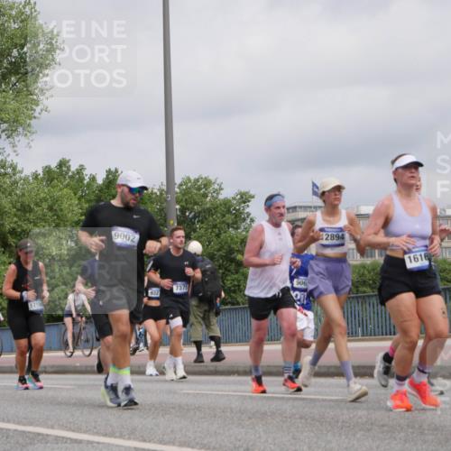 29.06.2025 - hella hamburg halbmarathon Luisa Fischer http://msf.ph/oto/8443265 29.06.2025 10:25:07 Kennedybrücke 9002, 1715, 932, 906, 7375, 2894, 1616, 1158, 1269, 1668, 2009, 3825, 3826, 4046, 4289, 4375, 7375, 7612, 8431, 8860, 8896, 9002, 9062, 9327, 9635, 9788 meine-sportfotos.de