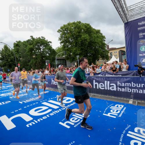 29.06.2025 - hella hamburg halbmarathon Zöllner http://msf.ph/oto/8443273 29.06.2025 10:56:50 Ziel 2378, 3836, 8825, 8996, 13816, 14369, 14461, 15134, 15431, 15712, 16008, 16009, 16043, 16121, 16679, 17133, 18634 meine-sportfotos.de