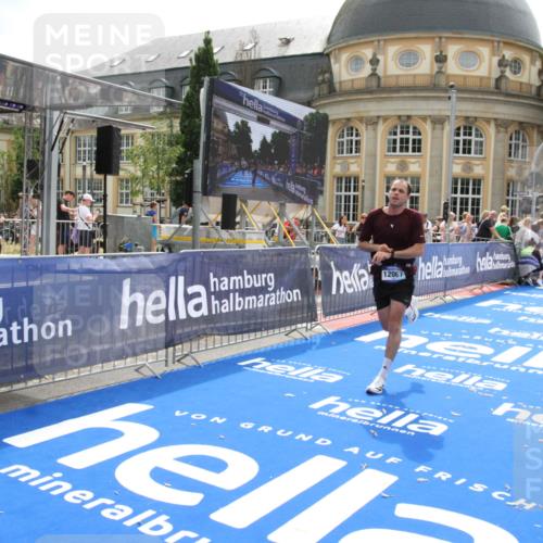 29.06.2025 - hella hamburg halbmarathon Michael Strokosch http://msf.ph/oto/8443288 29.06.2025 10:25:27 Ziel 12067 meine-sportfotos.de