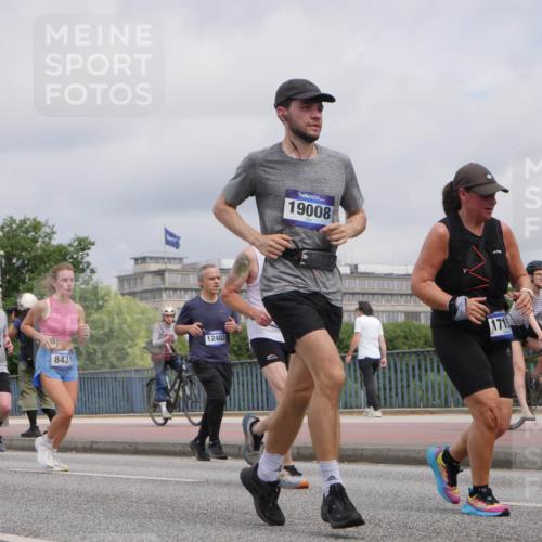 29.06.2025 - hella hamburg halbmarathon Luisa Fischer http://msf.ph/oto/8443309 29.06.2025 10:25:11 Kennedybrücke 15324, 8431, 12402, 19008, 1715, 1269, 2009, 4289, 4375, 4376, 6676, 7375, 7612, 8431, 8954, 9062, 9327, 9788, 10167 meine-sportfotos.de