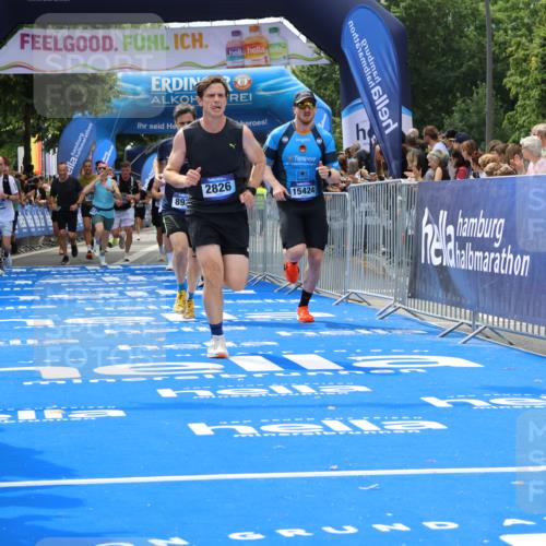 29.06.2025 - hella hamburg halbmarathon Strokosch-Dieckow http://msf.ph/oto/8443312 29.06.2025 10:40:04 Ziel 2826, 4381, 5007, 5050, 5375, 5409, 5508, 5916, 6080, 7495, 8467, 8933, 12091, 13514, 13667, 15424, 17973, 18979 meine-sportfotos.de