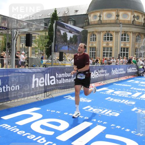 29.06.2025 - hella hamburg halbmarathon Michael Strokosch http://msf.ph/oto/8443316 29.06.2025 10:25:27 Ziel 12067 meine-sportfotos.de