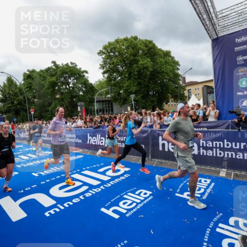 29.06.2025 - hella hamburg halbmarathon Zöllner http://msf.ph/oto/8443318 29.06.2025 10:56:50 Ziel 2378, 3836, 8825, 8996, 13816, 14369, 14461, 15134, 15431, 15712, 16008, 16009, 16043, 16121, 16679, 17133, 18634 meine-sportfotos.de