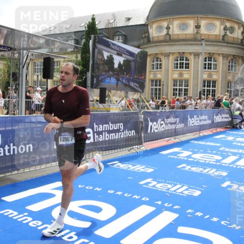 29.06.2025 - hella hamburg halbmarathon Michael Strokosch http://msf.ph/oto/8443325 29.06.2025 10:25:28 Ziel 12067 meine-sportfotos.de