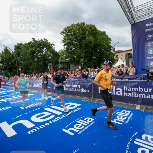 29.06.2025 - hella hamburg halbmarathon Zöllner http://msf.ph/oto/8443346 29.06.2025 10:56:52 Ziel 1955, 2378, 2741, 3836, 5418, 6835, 7716, 8825, 8996, 13816, 14369, 14461, 15134, 15431, 16008, 16009, 16679, 17133, 18634 meine-sportfotos.de