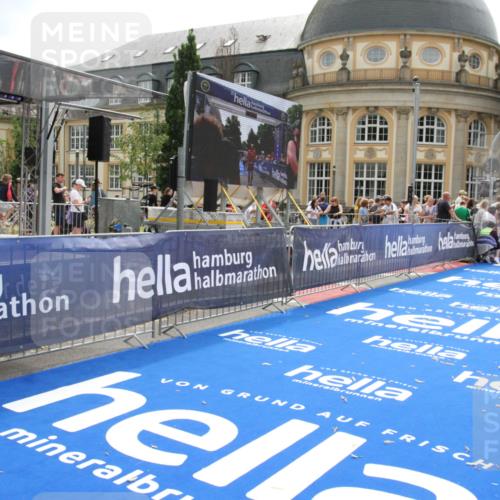 29.06.2025 - hella hamburg halbmarathon Michael Strokosch http://msf.ph/oto/8443366 29.06.2025 10:25:35 Ziel 13346 meine-sportfotos.de