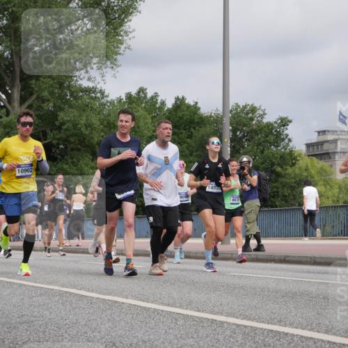 29.06.2025 - hella hamburg halbmarathon Luisa Fischer http://msf.ph/oto/8443380 29.06.2025 10:25:16 Kennedybrücke 1323, 10902, 2919, 19, 9099, 14055, 6676, 10167, 1269, 1294, 1963, 2009, 2063, 2919, 3172, 4375, 4376, 6676, 8431, 8884, 8954, 9327, 9788, 9807, 10167 meine-sportfotos.de