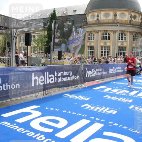 29.06.2025 - hella hamburg halbmarathon Michael Strokosch http://msf.ph/oto/8443390 29.06.2025 10:25:36 Ziel 13346 meine-sportfotos.de