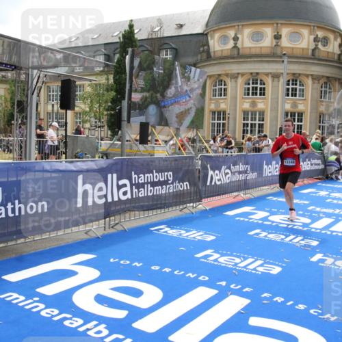 29.06.2025 - hella hamburg halbmarathon Michael Strokosch http://msf.ph/oto/8443397 29.06.2025 10:25:36 Ziel 13346 meine-sportfotos.de