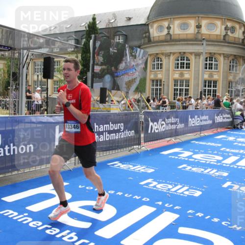 29.06.2025 - hella hamburg halbmarathon Michael Strokosch http://msf.ph/oto/8443423 29.06.2025 10:25:37 Ziel 4338, 13346 meine-sportfotos.de