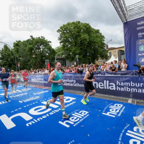 29.06.2025 - hella hamburg halbmarathon Zöllner http://msf.ph/oto/8443428 29.06.2025 10:56:53 Ziel 1955, 2378, 2741, 3836, 5418, 6835, 7716, 8825, 13816, 14461, 15431, 16008, 16009, 16679, 17133 meine-sportfotos.de