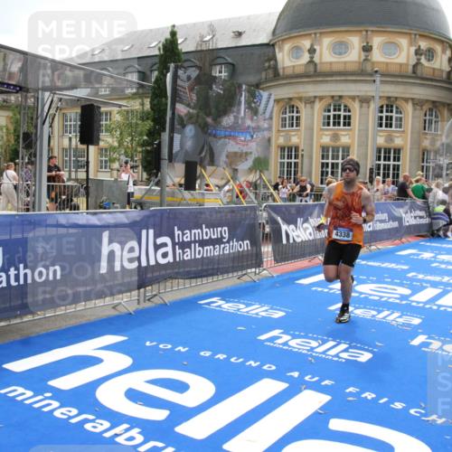 29.06.2025 - hella hamburg halbmarathon Michael Strokosch http://msf.ph/oto/8443456 29.06.2025 10:25:44 Ziel 4338, 11228, 14107 meine-sportfotos.de