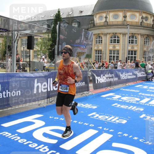29.06.2025 - hella hamburg halbmarathon Michael Strokosch http://msf.ph/oto/8443483 29.06.2025 10:25:44 Ziel 4338, 11228, 14107 meine-sportfotos.de
