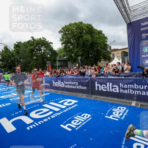 29.06.2025 - hella hamburg halbmarathon Zöllner http://msf.ph/oto/8443500 29.06.2025 10:56:53 Ziel 1955, 2378, 2741, 3836, 5418, 6835, 7716, 8825, 13816, 14461, 15431, 16008, 16009, 16679, 17133 meine-sportfotos.de