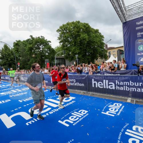29.06.2025 - hella hamburg halbmarathon Zöllner http://msf.ph/oto/8443517 29.06.2025 10:56:54 Ziel 1955, 2378, 2741, 3836, 5418, 6835, 7716, 8825, 13816, 14461, 16008, 16009, 16620, 16679, 17133 meine-sportfotos.de