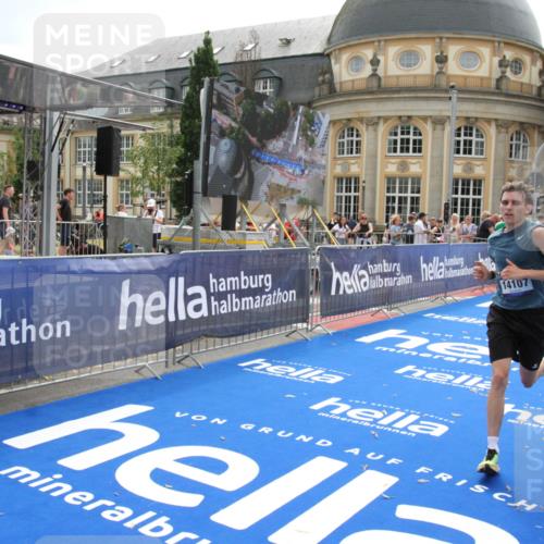 29.06.2025 - hella hamburg halbmarathon Michael Strokosch http://msf.ph/oto/8443577 29.06.2025 10:25:47 Ziel 11228, 14107 meine-sportfotos.de