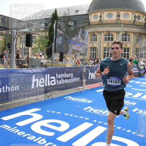 29.06.2025 - hella hamburg halbmarathon Michael Strokosch http://msf.ph/oto/8443587 29.06.2025 10:25:48 Ziel 11228, 14107 meine-sportfotos.de