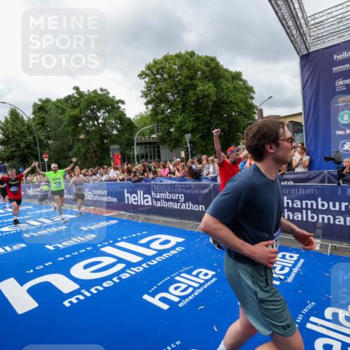 29.06.2025 - hella hamburg halbmarathon Zöllner http://msf.ph/oto/8443588 29.06.2025 10:56:55 Ziel 1955, 2282, 2378, 2741, 2759, 3836, 5418, 6835, 7716, 13816, 15097, 16008, 16009, 16620, 16679, 17133 meine-sportfotos.de