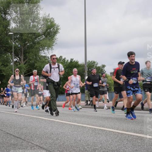 29.06.2025 - hella hamburg halbmarathon Luisa Fischer http://msf.ph/oto/8443591 29.06.2025 10:25:31 Kennedybrücke 5849, 10663, 16650, 149, 7794, 14903, 14240, 4313, 6303, 4114, 1598, 2172, 2351, 3108, 3458, 3735, 3768, 3910, 3946, 4113, 4114, 4556, 4829, 5079, 6030, 6303, 6307, 6805, 6849, 6977, 7097, 7162, 7794, 8511, 9204, 9516, 10241, 10663, 10710 meine-sportfotos.de