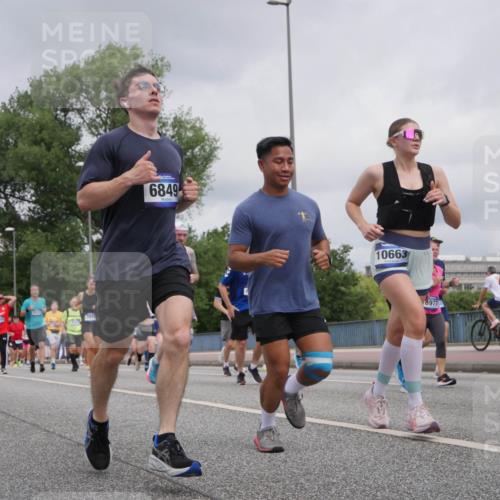 29.06.2025 - hella hamburg halbmarathon Luisa Fischer http://msf.ph/oto/8443617 29.06.2025 10:25:34 Kennedybrücke 6849, 10663, 89779, 159, 1598, 2351, 3458, 3735, 3910, 4113, 4114, 4829, 6030, 6303, 6307, 6849, 6899, 6977, 7097, 7162, 7794, 8511, 9204, 9516, 10241, 10663, 10739 meine-sportfotos.de