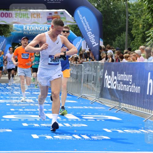 29.06.2025 - hella hamburg halbmarathon Strokosch-Dieckow http://msf.ph/oto/8443625 29.06.2025 10:39:57 Ziel 1603, 2563, 2573, 2826, 3626, 4766, 5050, 5375, 6080, 6149, 7981, 8467, 8574, 11714, 12091, 13514, 15421, 15813, 17973 meine-sportfotos.de