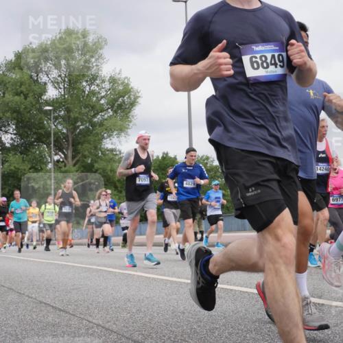 29.06.2025 - hella hamburg halbmarathon Luisa Fischer http://msf.ph/oto/8443628 29.06.2025 10:25:34 Kennedybrücke 3910, 7097, 143, 4829, 6849, 10663, 14240, 6977, 1598, 2351, 3458, 3735, 3910, 4113, 4114, 4829, 6030, 6303, 6307, 6849, 6899, 6977, 7097, 7162, 7794, 8511, 9204, 9516, 10241, 10663, 10739 meine-sportfotos.de