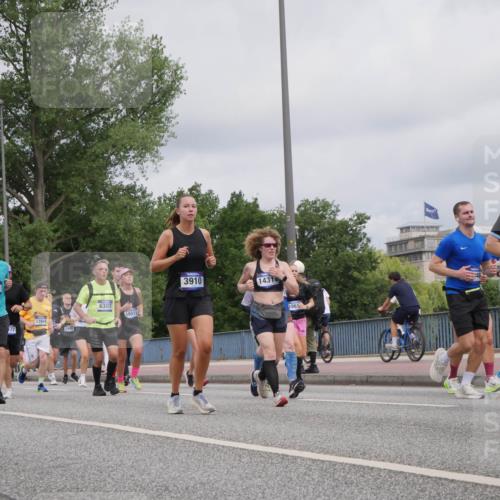 29.06.2025 - hella hamburg halbmarathon Luisa Fischer http://msf.ph/oto/8443643 29.06.2025 10:25:36 Kennedybrücke 8511, 17944, 6307, 16511, 3910, 14314, 1861, 333, 1598, 2351, 3458, 3910, 3995, 4113, 4114, 4131, 4559, 4829, 6303, 6307, 6820, 6849, 6899, 6977, 7097, 7162, 8511, 8855, 10241, 10663, 10739 meine-sportfotos.de