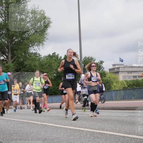 29.06.2025 - hella hamburg halbmarathon Luisa Fischer http://msf.ph/oto/8443646 29.06.2025 10:25:37 Kennedybrücke 8511, 3477, 17944, 6307, 16511, 14, 3910, 14314, 11046, 1598, 2351, 3458, 3910, 3995, 4113, 4131, 4559, 4829, 6303, 6307, 6820, 6899, 6977, 7097, 7162, 8511, 8855, 10065, 10241, 10663, 10739 meine-sportfotos.de