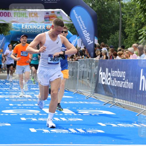 29.06.2025 - hella hamburg halbmarathon Strokosch-Dieckow http://msf.ph/oto/8443648 29.06.2025 10:39:57 Ziel 1603, 2563, 2573, 2826, 3626, 4766, 5050, 5375, 6080, 6149, 7981, 8467, 8574, 11714, 12091, 13514, 15421, 15813, 17973 meine-sportfotos.de