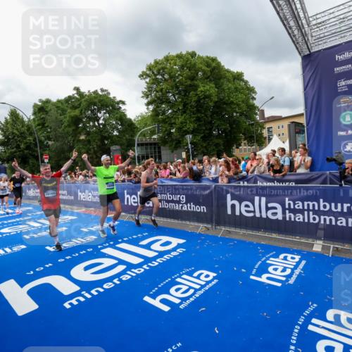 29.06.2025 - hella hamburg halbmarathon Zöllner http://msf.ph/oto/8443664 29.06.2025 10:56:56 Ziel 1955, 2282, 2378, 2741, 2759, 5418, 6835, 7716, 11043, 13816, 15097, 16008, 16009, 16620, 16679 meine-sportfotos.de