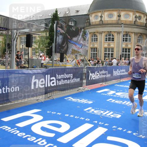29.06.2025 - hella hamburg halbmarathon Michael Strokosch http://msf.ph/oto/8443666 29.06.2025 10:25:50 Ziel 11228, 14107, 17258 meine-sportfotos.de