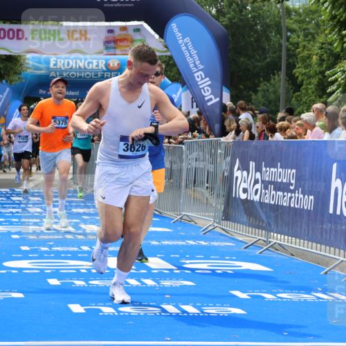 29.06.2025 - hella hamburg halbmarathon Strokosch-Dieckow http://msf.ph/oto/8443668 29.06.2025 10:39:57 Ziel 1603, 2563, 2573, 2826, 3626, 4766, 5050, 5375, 6080, 6149, 7981, 8467, 8574, 11714, 12091, 13514, 15421, 15813, 17973 meine-sportfotos.de